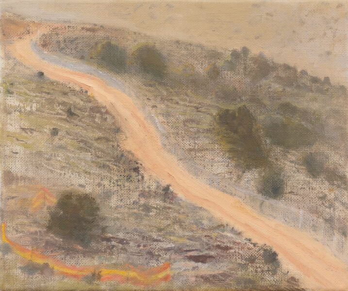 שביל כתמתם חוצה את הציור באלכסון, בפינה רמז לאתר בניה