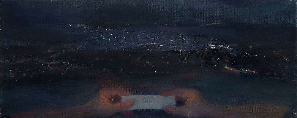 Two hands holding a note with the Hebrew words for "I don't know" written on it, against a nighttime landscape with dots of light.